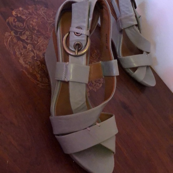 Shoe, this more like very light green - Picture 3 of 3